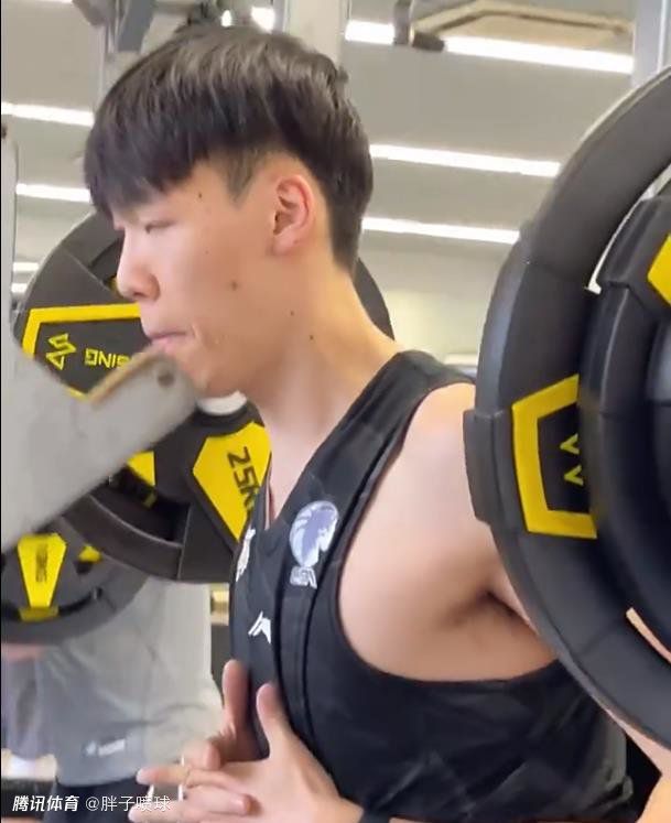 第80分钟，萨拉赫外围右侧横传，阿诺德跟进右脚低射破门，利物浦扳平比分，1-1！